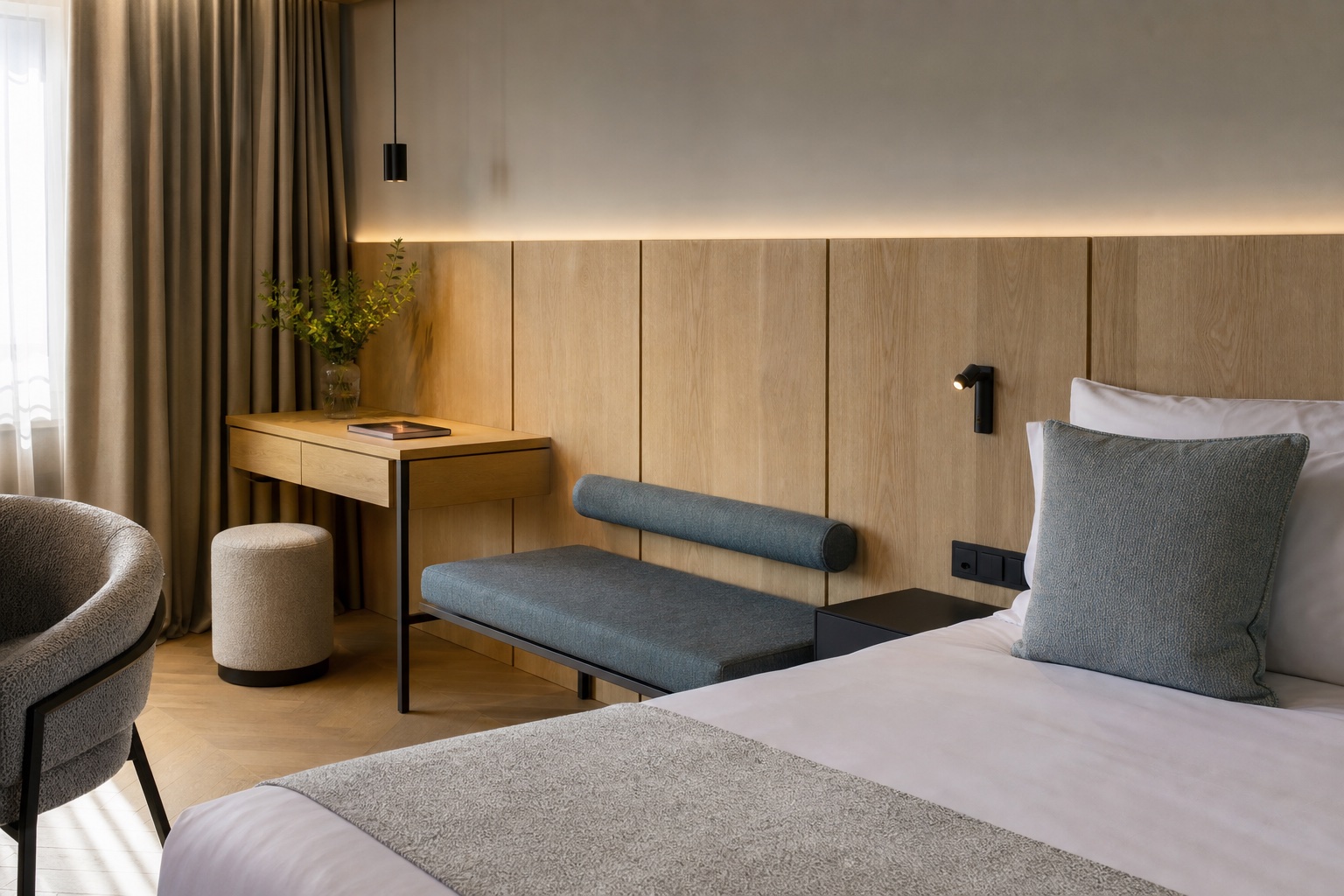 Ruhiges Boutique-Hotelzimmer mit wiederholbaren Maßmöbeln und Sitzbank