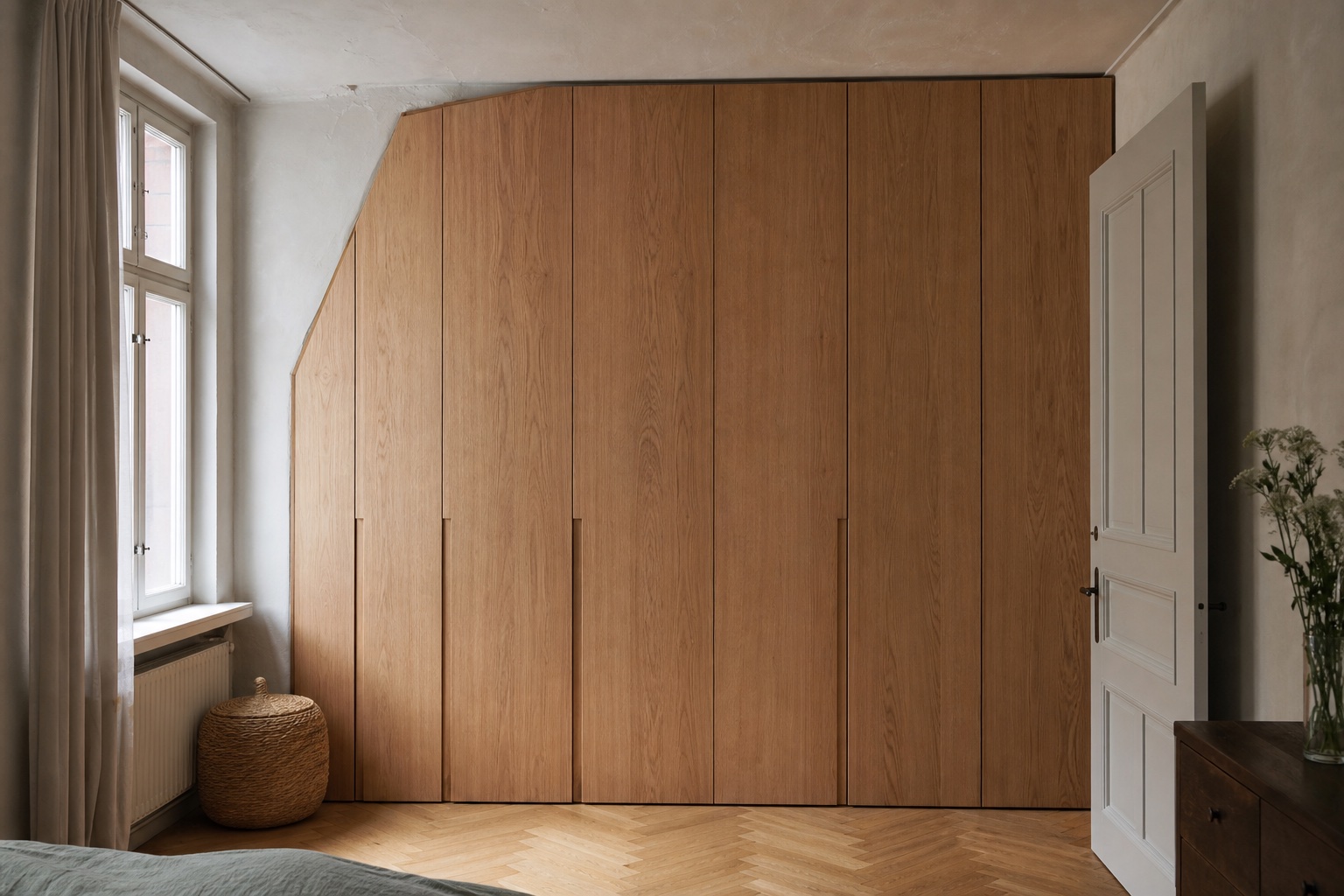 Raumhoher Einbauschrank aus Eichenfurnier mit passgenauen Fugen im Altbau